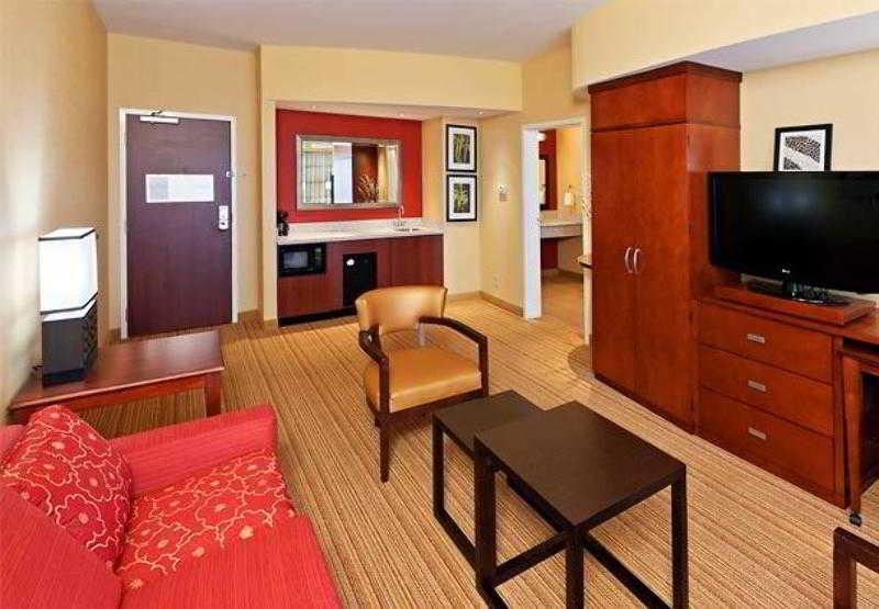 Courtyard By Marriott Woodland Hills Hotel 3*