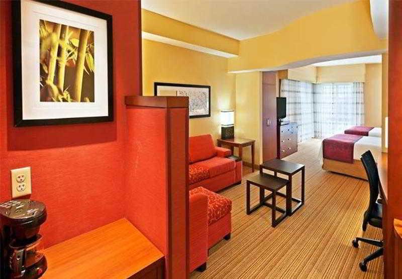 Courtyard By Marriott Woodland Hills