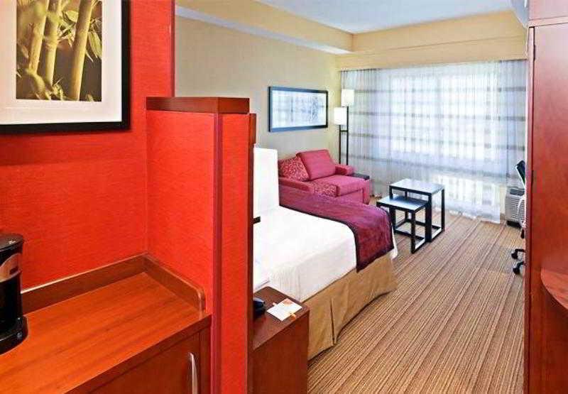 Courtyard By Marriott Woodland Hills Hotel